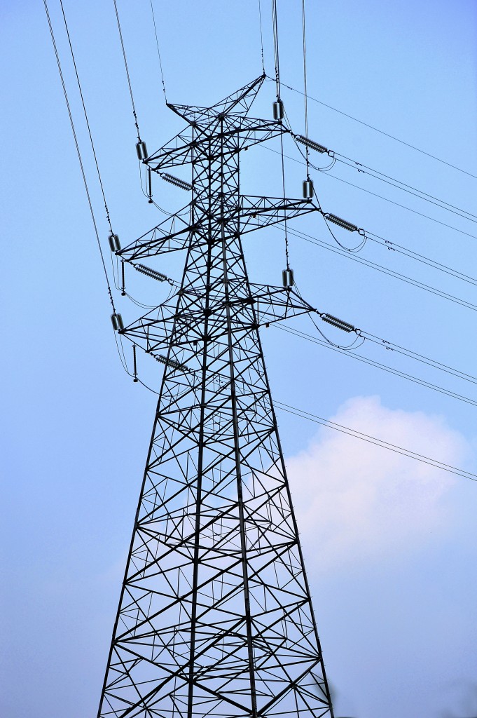 電線を支える鉄塔と電柱 ３ 電力比較 切り替えサイト Energy Navi